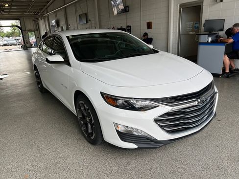 Used 2022 Chevrolet Malibu LT FWD image 2