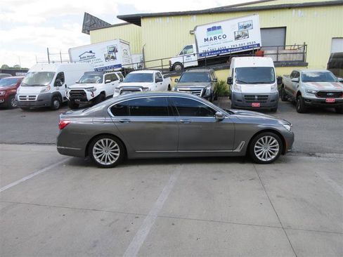 Used 2017 BMW 740i RWD image 9