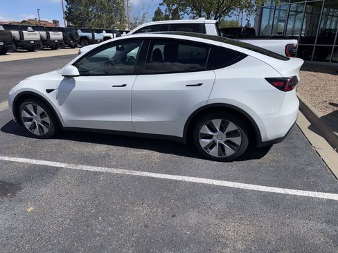 Used 2021 Tesla Model Y Long Range image 1