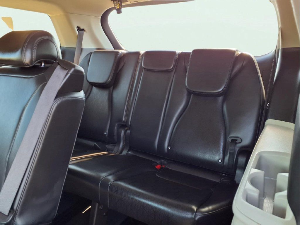 Used 2023 Kia Carnival LX FWD image 24