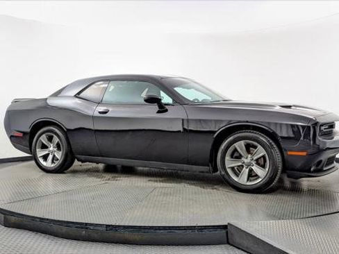 Used 2019 Dodge Challenger SXT image 11
