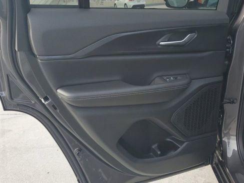 New 2025 Jeep Grand Cherokee Altitude image 17