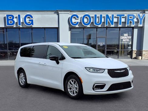 Used 2024 Chrysler Pacifica Touring-L FWD image 9