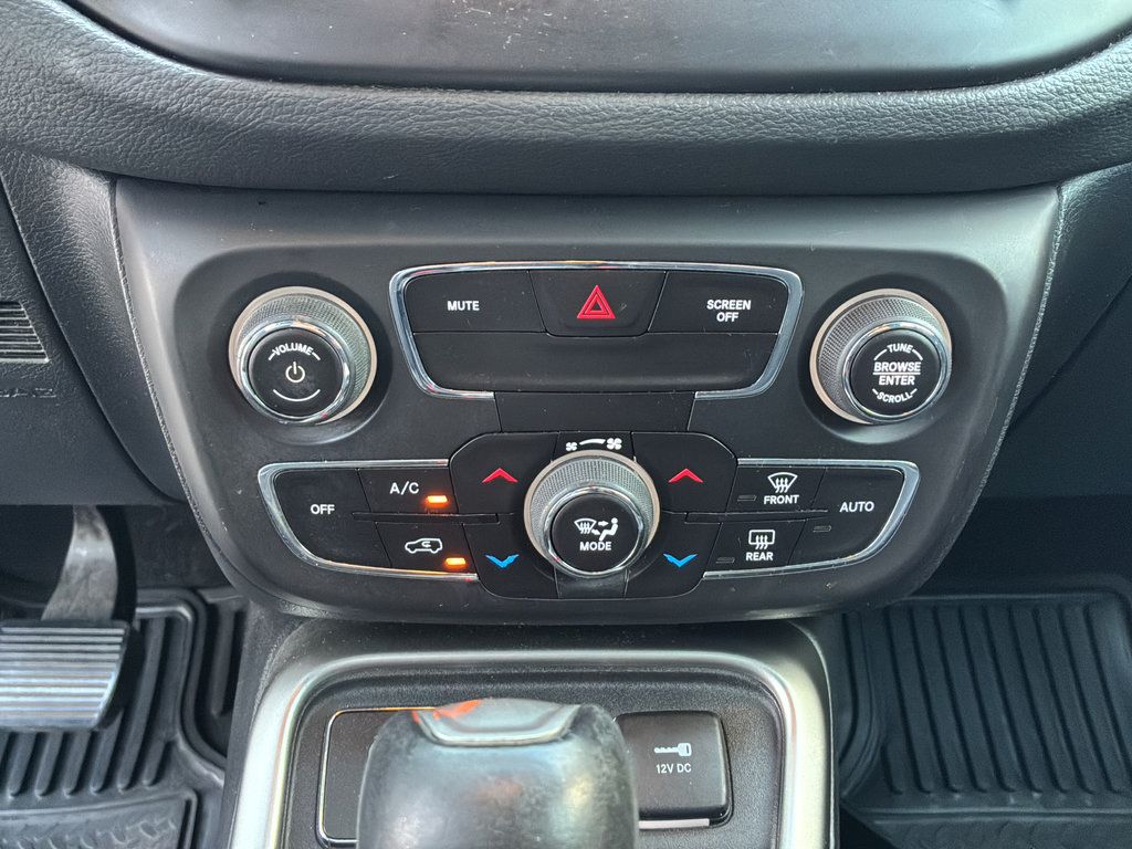 Used 2018 Jeep Compass Latitude w/ Popular Equipment Group FWD image 31