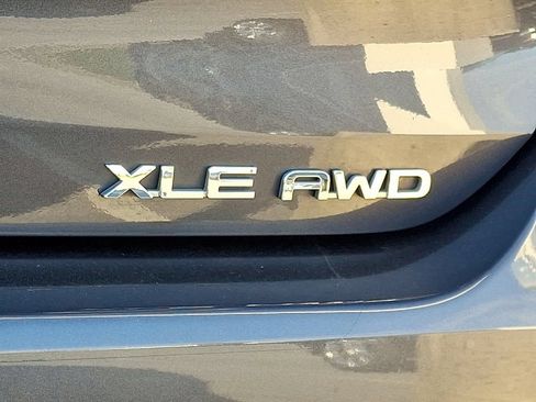 Used 2021 Toyota Highlander XLE AWD/4WD image 10