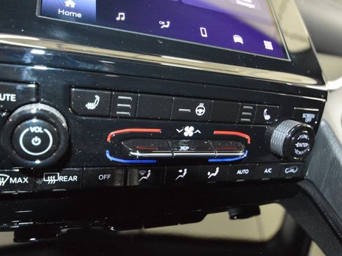 Used 2025 Jeep Grand Cherokee Laredo X w/ Luxury Tech Group I AWD/4WD image 40