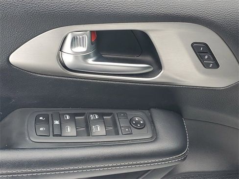 Used 2020 Chrysler Pacifica Touring-L image 16
