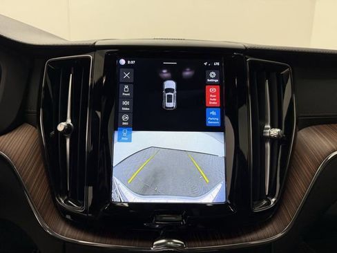 Certified 2023 Volvo XC60 B5 Ultimate w/ Protection Package Premier image 22