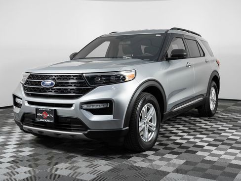 Used 2020 Ford Explorer XLT w/ Equipment Group 202A image 2