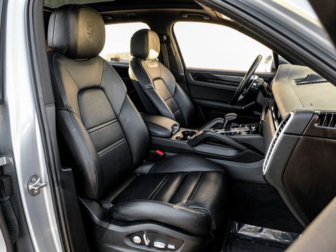Used 2020 Porsche Cayenne image 31