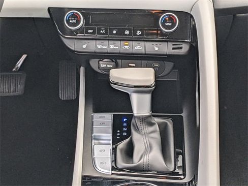 Used 2025 Hyundai Elantra Limited image 15