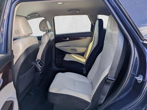 Used 2018 Kia Sorento FWD V6 image 24