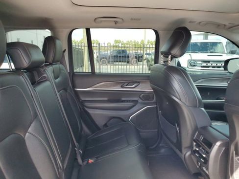 Used 2022 Jeep Grand Cherokee Limited image 33