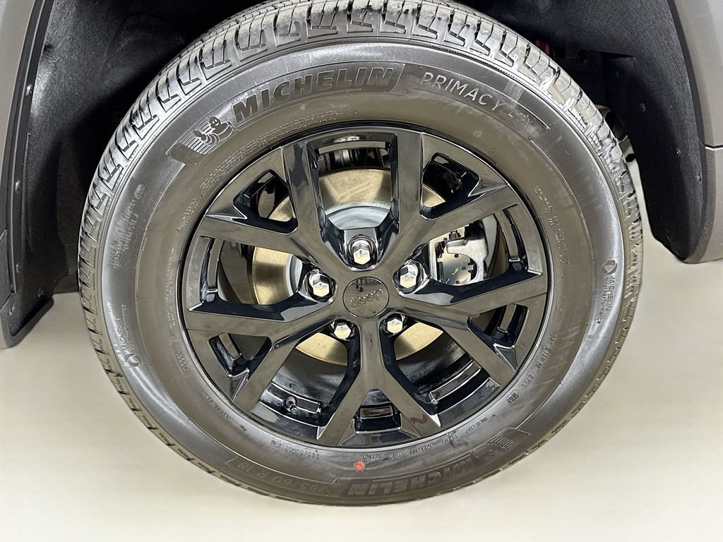 Certified 2025 Jeep Grand Cherokee Altitude AWD/4WD image 27