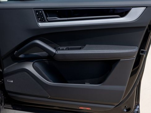 Certified 2025 Porsche Cayenne Coupe image 27