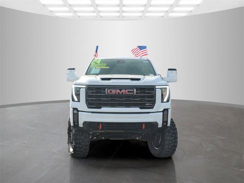 Used 2024 GMC Sierra 2500 AT4 image 2
