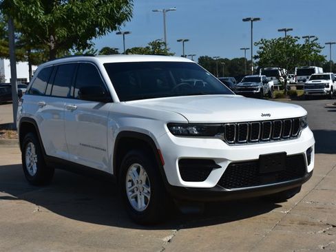 Used 2023 Jeep Grand Cherokee Laredo w/ Luxury Tech Group I RWD image 3