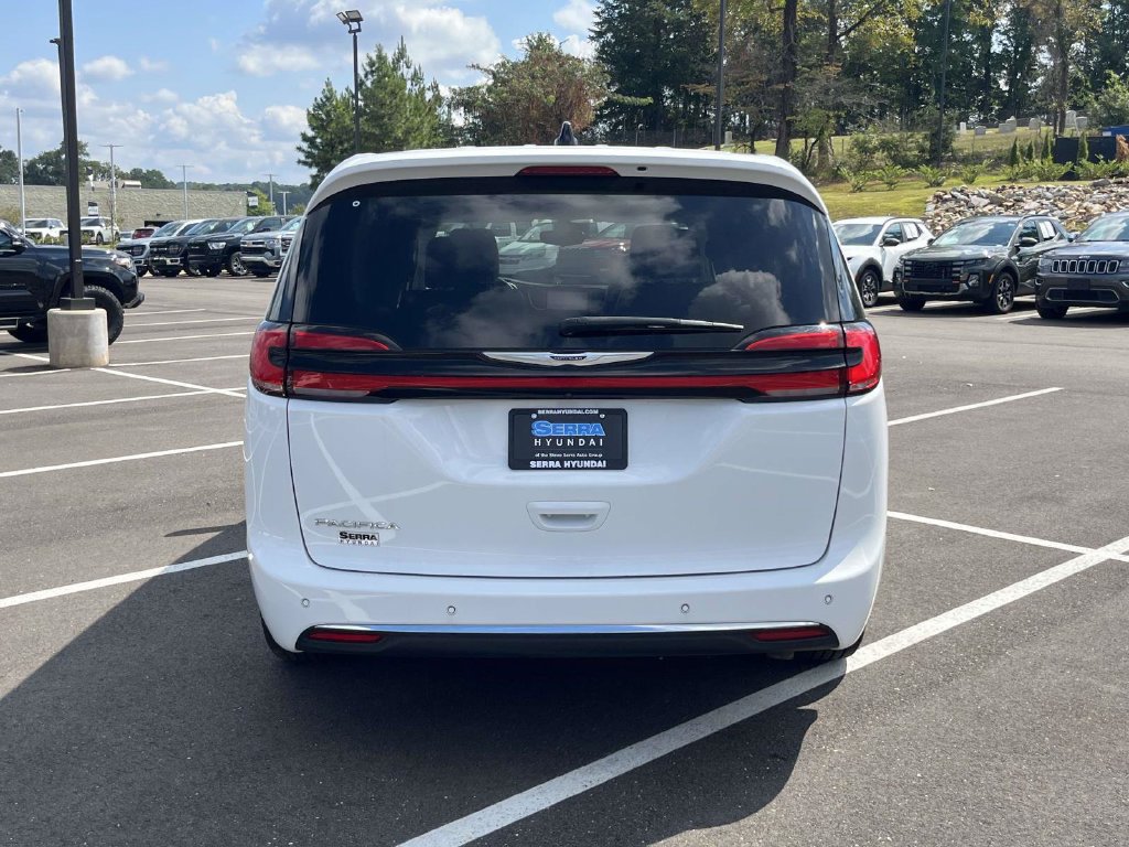 Used 2024 Chrysler Pacifica Touring-L FWD image 4