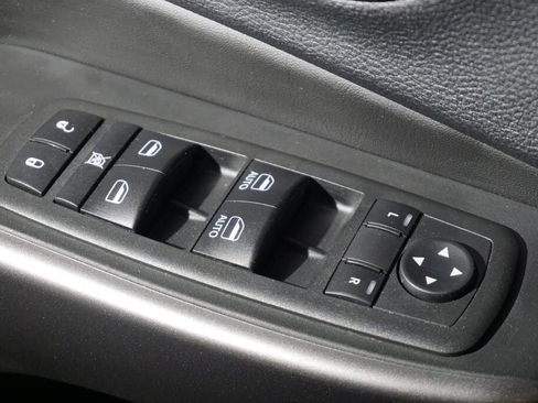 Used 2019 Jeep Cherokee Latitude Plus w/ Cold Weather Group AWD/4WD image 11