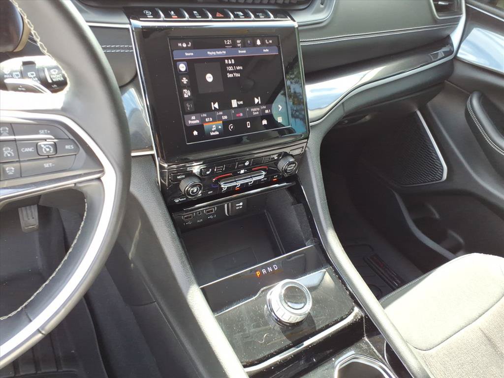 Used 2022 Jeep Grand Cherokee Laredo w/ Luxury Tech Group I RWD image 36