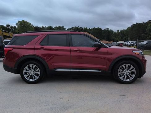 Used 2023 Ford Explorer XLT w/ Equipment Group 202A RWD image 3
