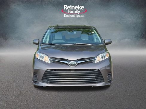Used 2019 Toyota Sienna LE FWD image 2