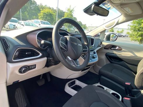 Used 2023 Chrysler Voyager LX FWD image 9