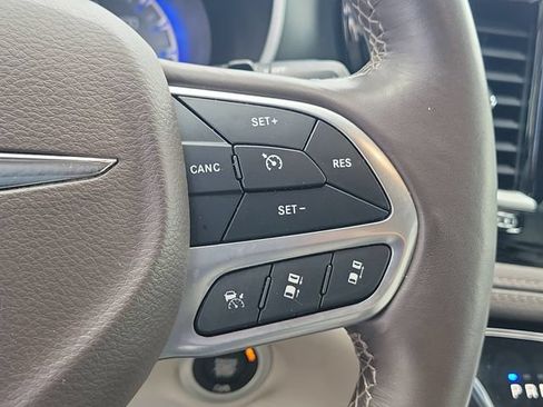 Used 2021 Chrysler Pacifica Touring-L FWD image 26