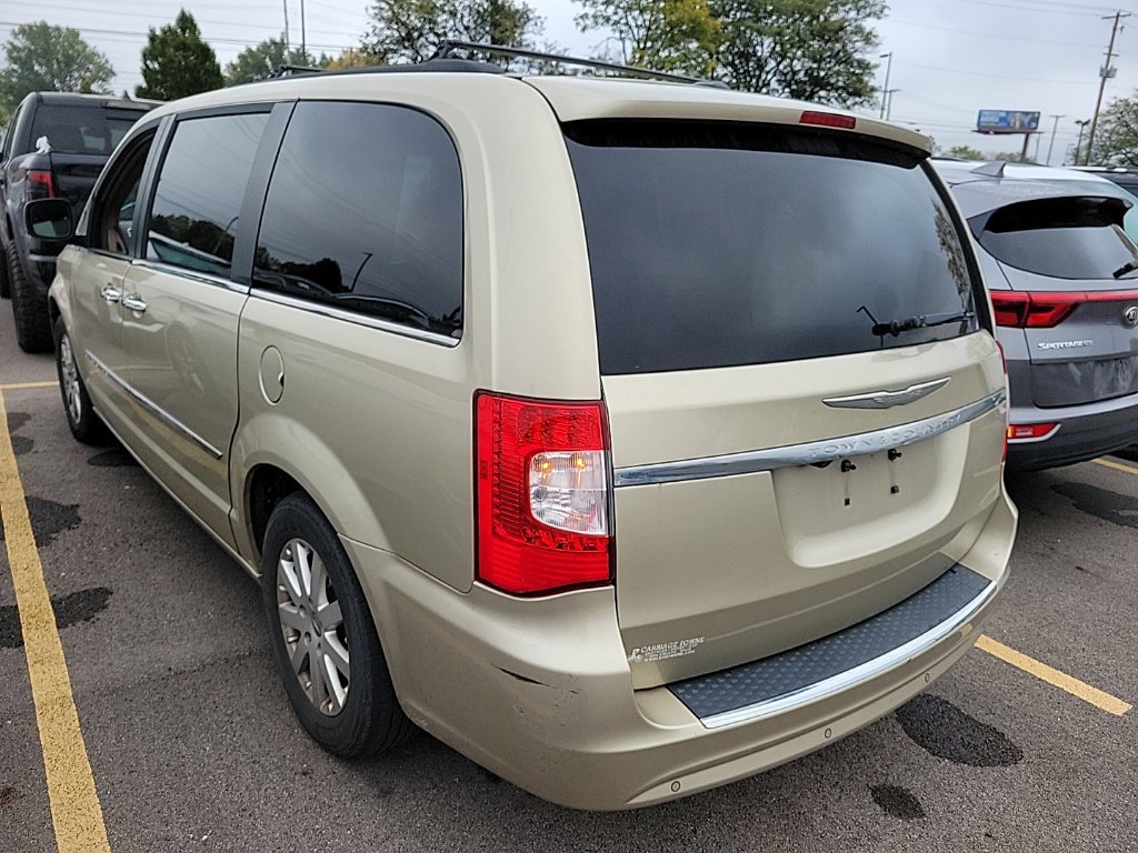 Used 2012 Chrysler Town & Country Touring-L w/ Driver Convenience Group FWD image 4