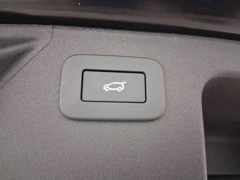 Used 2025 Land Rover Discovery Sport S image 31