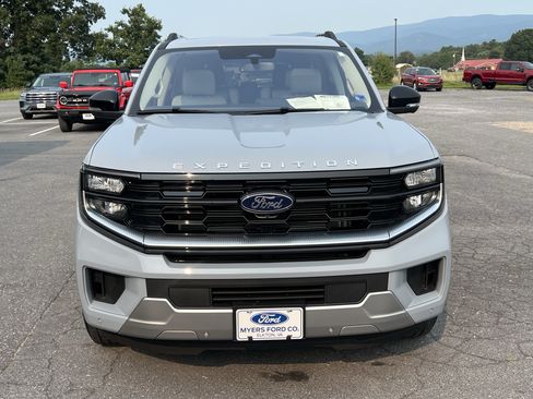 Used 2025 Ford Expedition Platinum AWD/4WD image 3