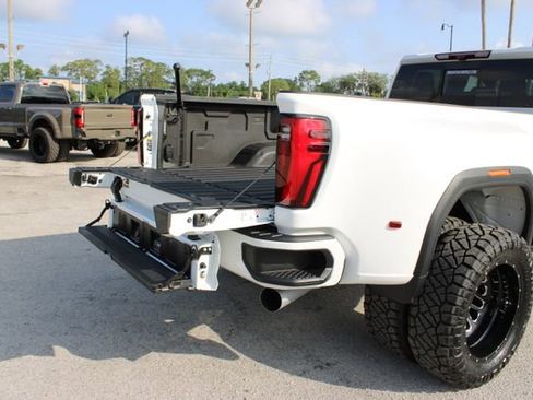 Used 2024 GMC Sierra 3500 Denali Ultimate AWD/4WD image 11