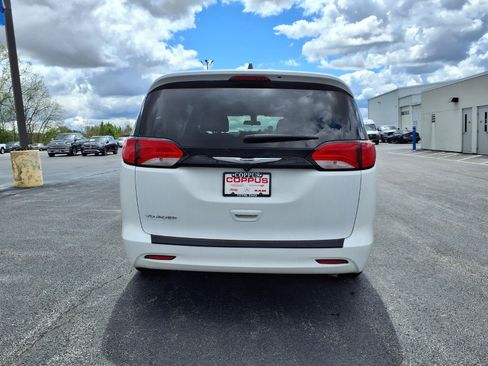 Used 2022 Chrysler Voyager LX FWD image 7