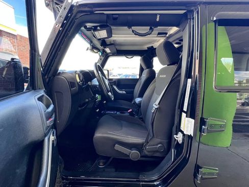 Used 2017 Jeep Wrangler Unlimited Sahara AWD/4WD image 10