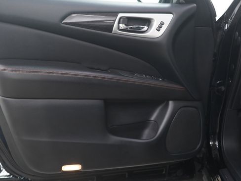 Used 2020 Nissan Pathfinder SL image 21