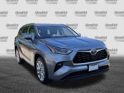Used 2020 Toyota Highlander Limited AWD/4WD image 2