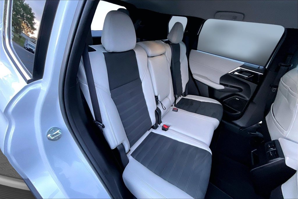 Used 2025 Mitsubishi Outlander SE FWD image 26