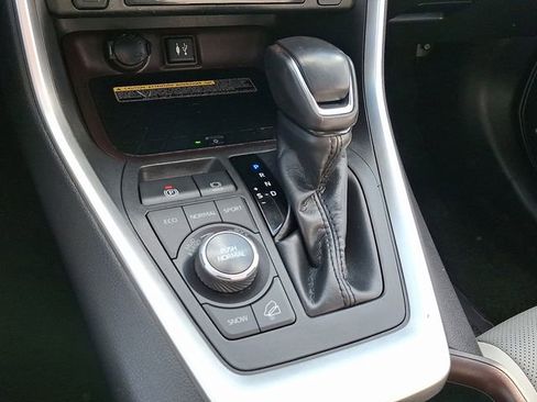 Used 2019 Toyota RAV4 Limited image 18