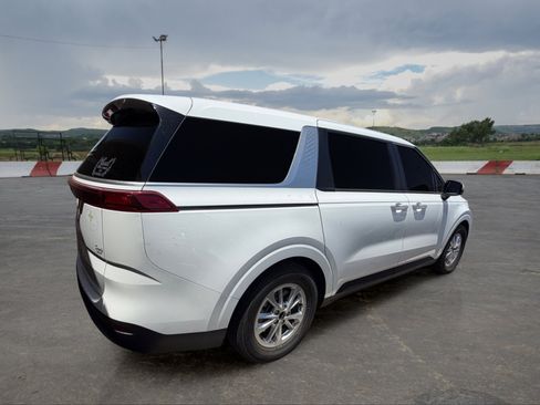 Used 2023 Kia Carnival LX FWD image 3