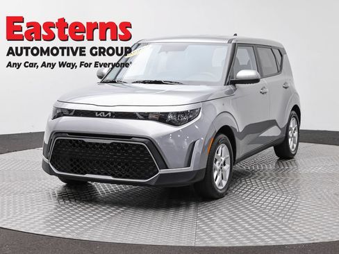 Used 2025 Kia Soul LX w/ LX Technology Package FWD image 1