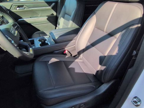 Used 2024 GMC Acadia Elevation image 17