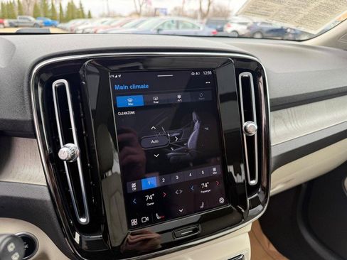 Used 2023 Volvo XC40 B5 Plus image 27