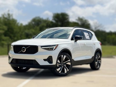 New 2026 Volvo XC40 B5 Plus w/ Climate Package AWD/4WD image 2