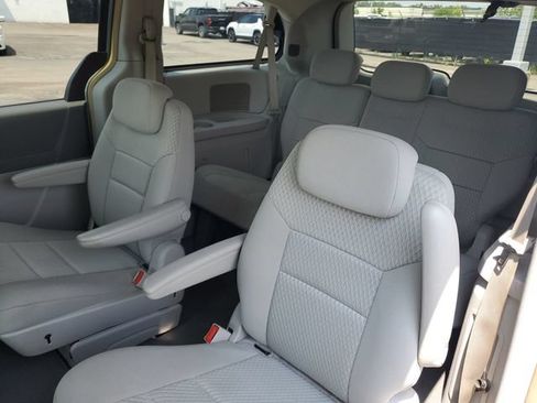 Used 2009 Chrysler Town & Country Touring FWD image 20