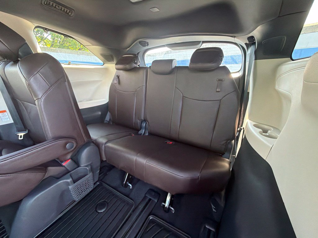 Used 2024 Toyota Sienna Platinum FWD image 22