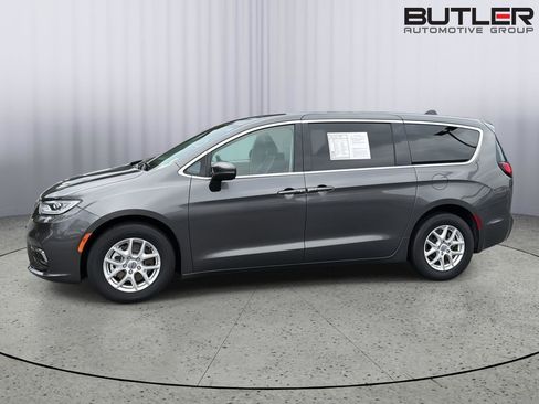 Used 2023 Chrysler Pacifica Touring-L FWD image 3
