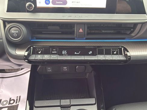 Used 2024 Toyota Prius XLE FWD image 38