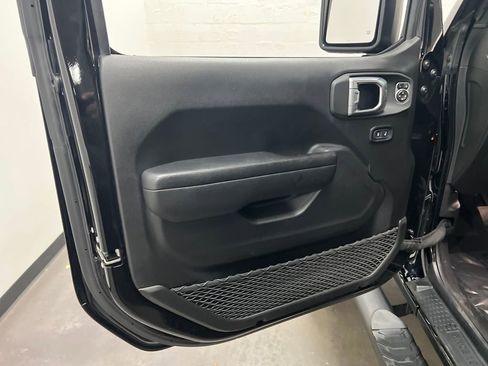 Used 2023 Jeep Gladiator Mojave w/ Trailer Tow Package image 10