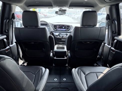 Certified 2025 Chrysler Pacifica Select FWD image 27