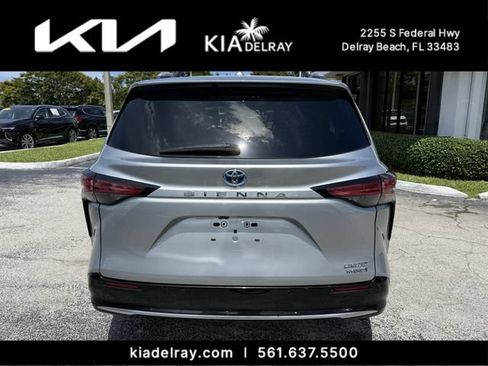 Used 2021 Toyota Sienna Limited FWD image 4